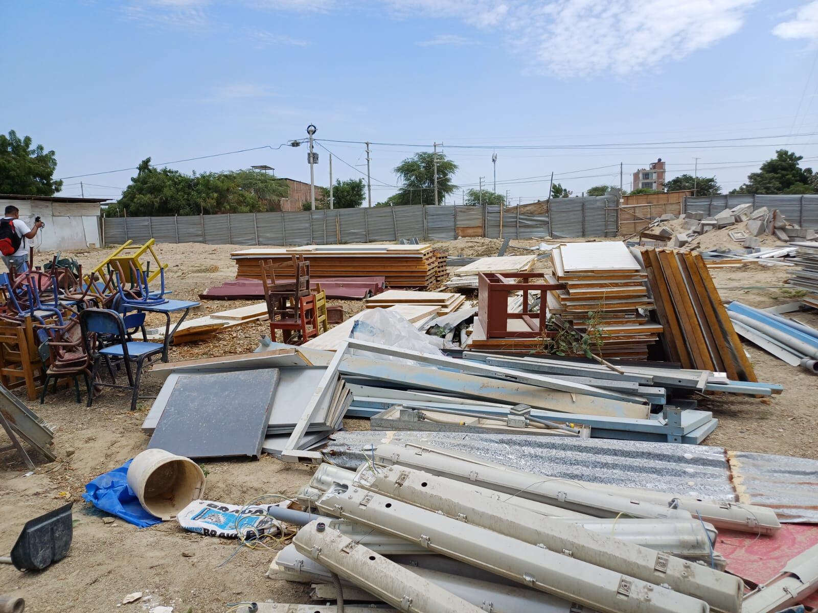 Material se encuentra tirado en el local