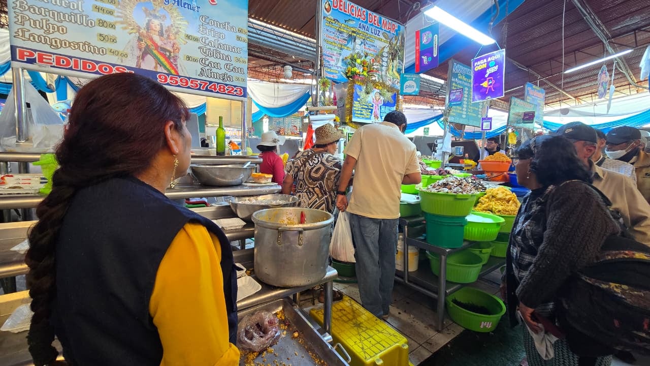 San Pedro y San Pablo: comerciantes del mercado El Palomar regalan más de mil platos de pescados y mariscos (Foto: Yunsu Pariapaza/@photo.gec)