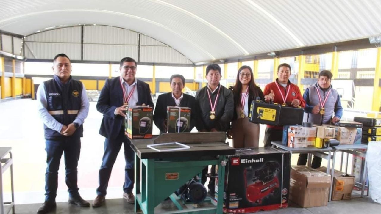 Alcalde de Santiago de Chuco, Víctor Luján Chero, logró la implementación de nueve talleres productivos de emblemático colegio.