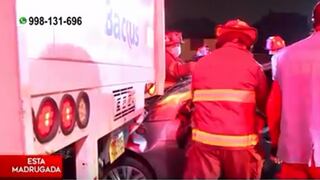 El Agustino: choque de auto contra tráiler en la Vía Evitamiento dejó tres personas heridas (VIDEO)