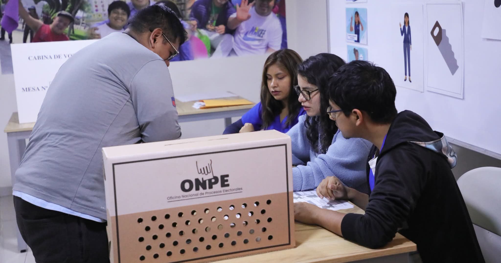 ODPE Cerro Colorado informa que miembros de mesa ya pueden registrarse para recibir compensación económica. Foto: ONPE.
