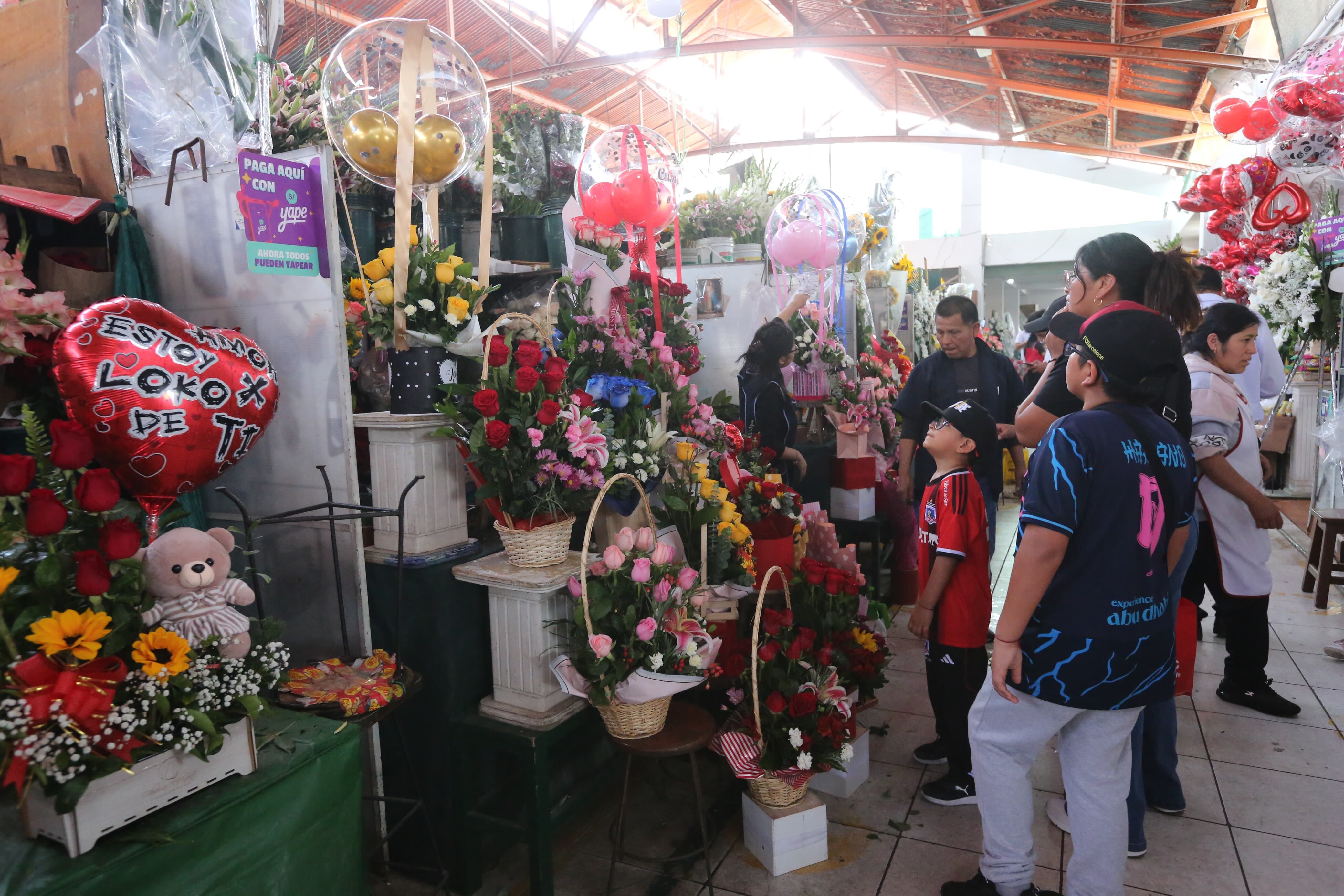 Comerciantes del mercado San Camilo ofertan flores por San Valentín. (Foto: Leonardo Cuito)