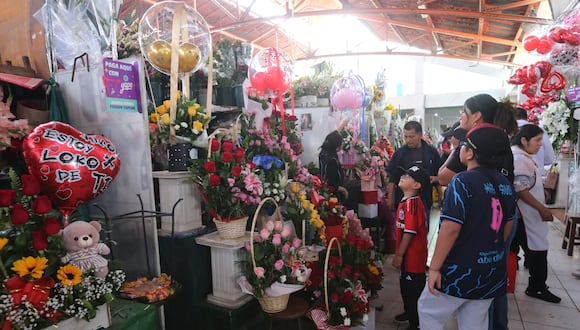 Comerciantes del mercado San Camilo ofertan flores por San Valentín. (Foto: Leonardo Cuito)
