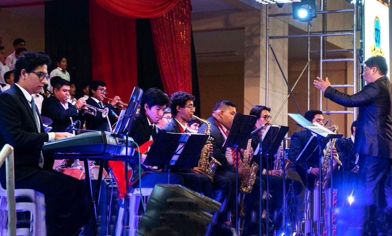 Grandioso espectáculo se dio en la capilla Santa María de Lourdes en Piura.