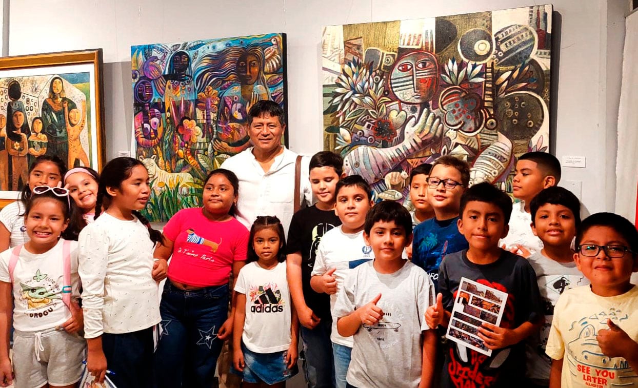Muestra pictórica es admirada junto al artista plástico Juancarlos Ñañake.