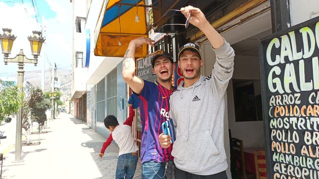 Hermanos argentinos que viven en Huancayo cantan luego de victoria de su equipo en Qatar 2022