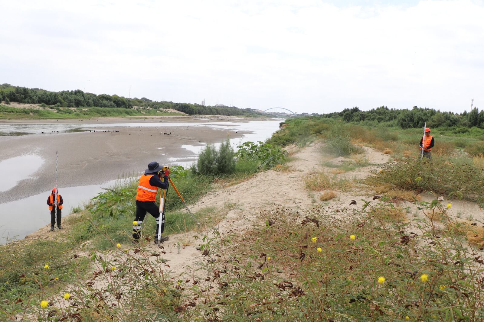 Realizan estudios en el río Piura.