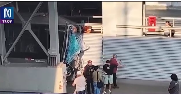 El accidente ocurrió en la estación Andrés Reyes y obligó a desviar temporalmente las unidades hacia la vía mixta mientras se atiende la emergencia.