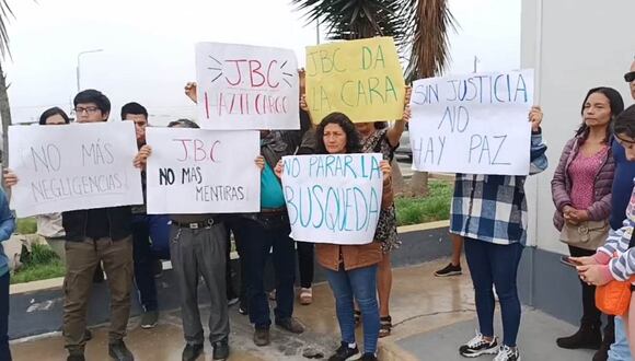 Realizarón una protesta en los exteriores del aeropuerto de Huanchaco,  para exigir que no se detenga la búsqueda de sus parientes desaparecidos en el mar de Huanchaco.