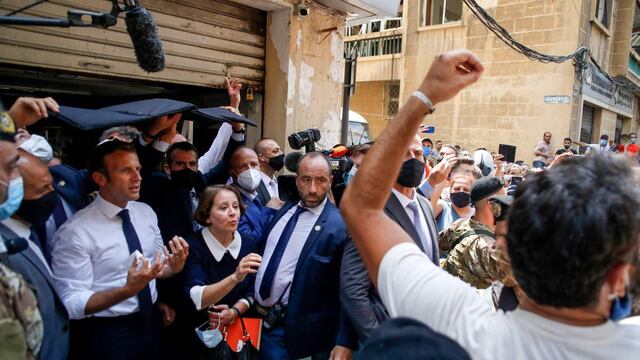 Gritos contra políticos del Líbano durante visita de Macron a Beirut