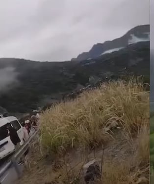 La caída de tierra y piedras ocurrió en el sector Pachachaca durante la madrugada. No se han reportado heridos ni víctimas.
