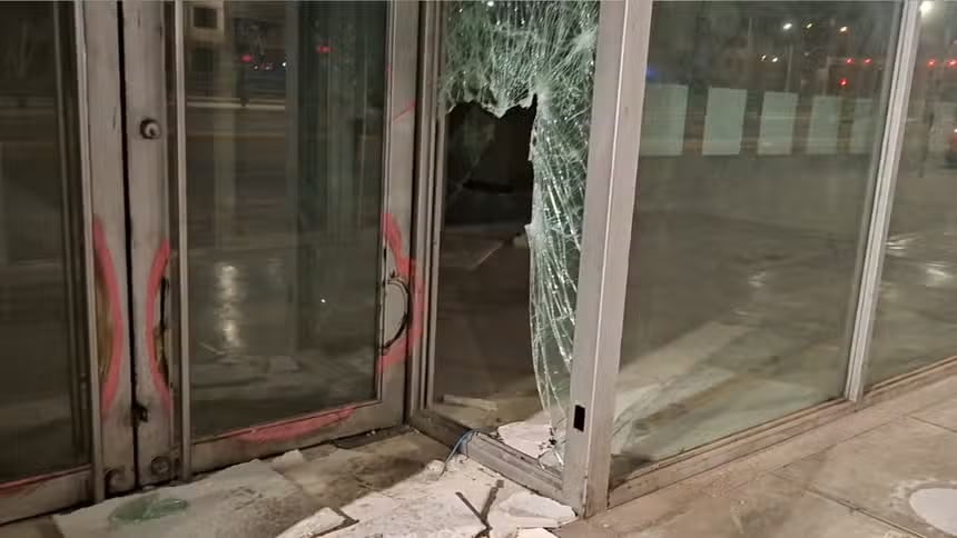 El robo ocurrió a plena luz del día en la cuadra 71 de la avenida Universitaria. La propietaria espera que las cámaras de seguridad permitan identificar a los responsables. (Imagen: RPP)