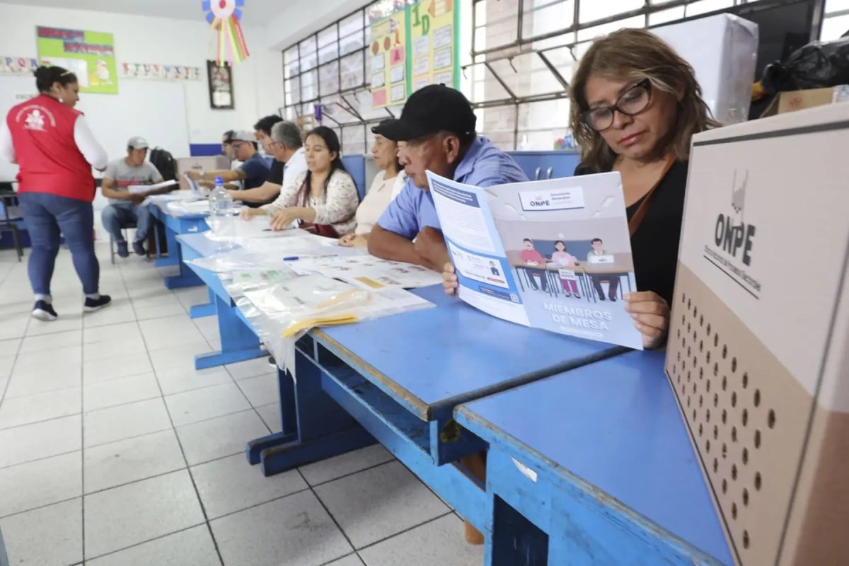 Los nueve miembros de mesa, entre titulares y suplentes, deberán acudir a sus locales de votación para instalar las mesas de sufragio. La ONPE recordó también cuánto deberán pagar quienes no acudan a votar. (Foto: Andina)