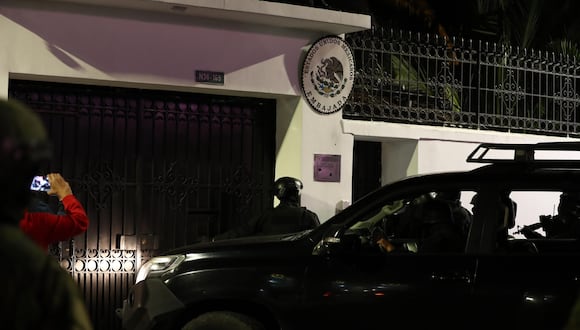Integrantes de un cuerpo élite de la policía ecuatoriana irrumpen en la Embajada de México para detener al exvicepresidente Jorge Glas. (EFE/ José Jácome).