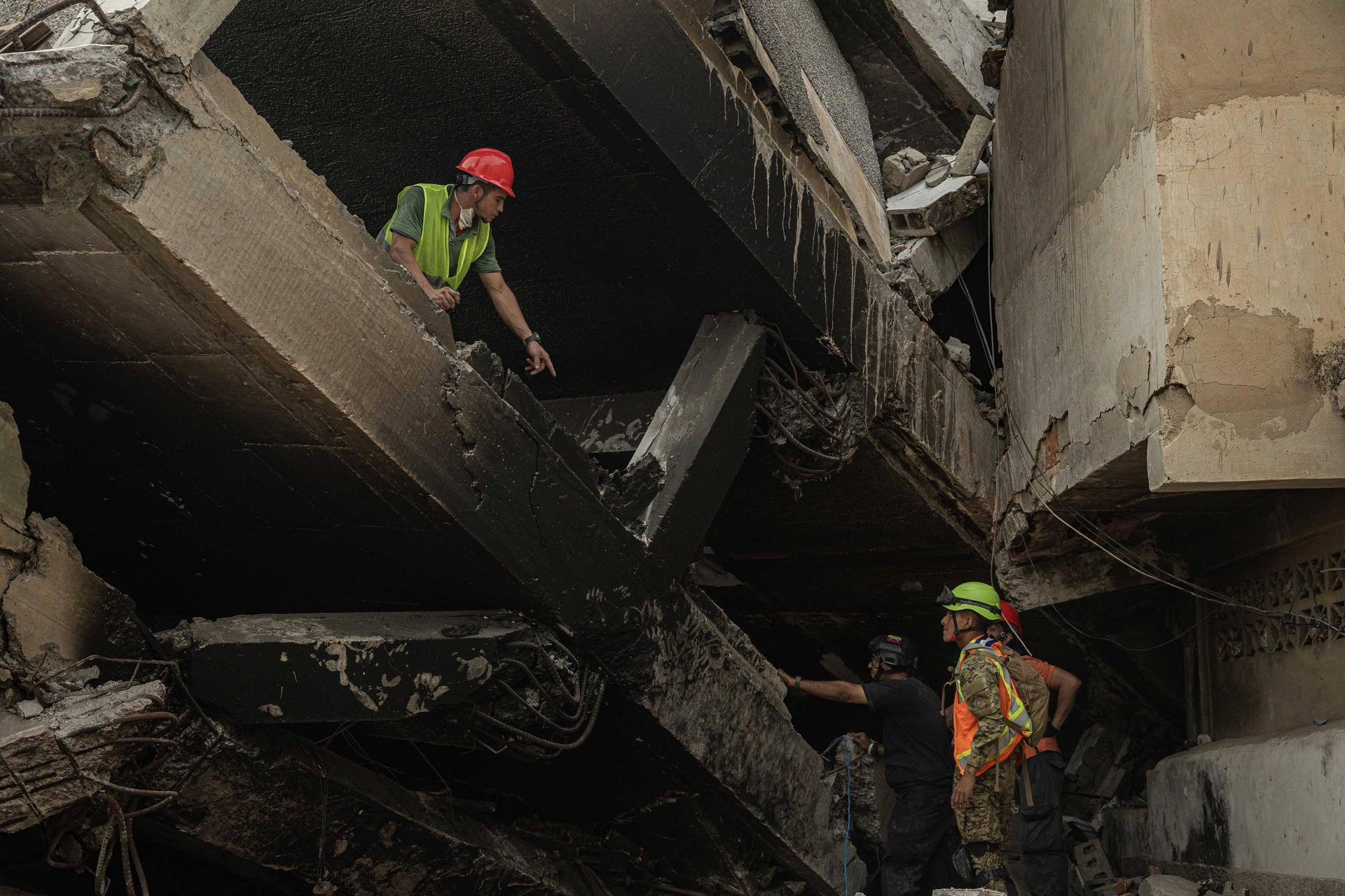 Rescatistas. (EFE/ Henry Chirinos).