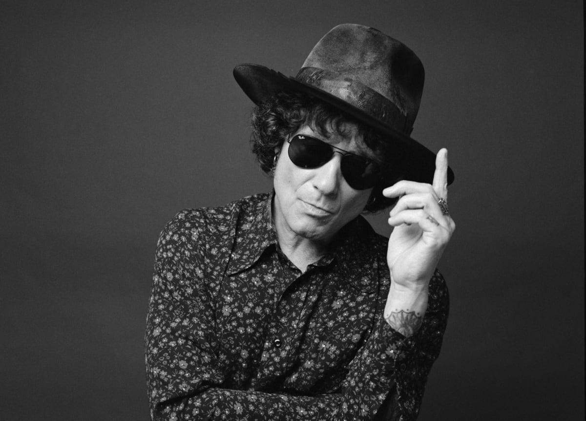 El exlíder de Héroes del Silencio afirmó que mantiene un fuerte vínculo con el Perú y aseguró que su próxima gira ofrecerá nuevas versiones de varias de sus canciones más representativas.