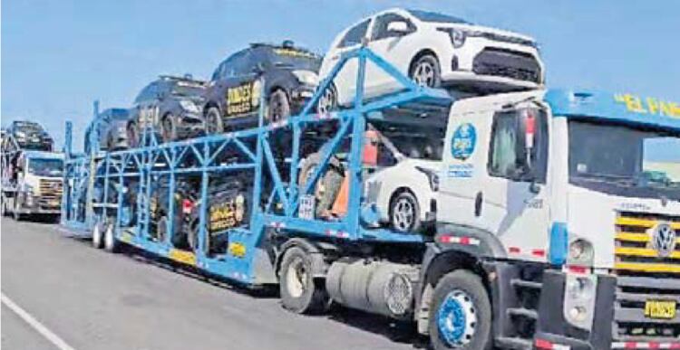 Vehículos de la Policía en la carretera Panamericana Sur. (Foto: GEC)