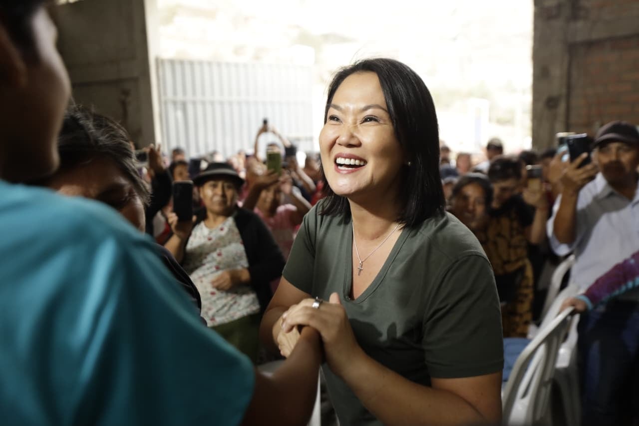 La candidata presidencial afirmó que su partido no integra el gobierno de José Balcázar, rechazó versiones sobre una supuesta cuota política y pidió estabilidad durante el proceso electoral. Fotos: Lenin Tadeo / @photo.gec