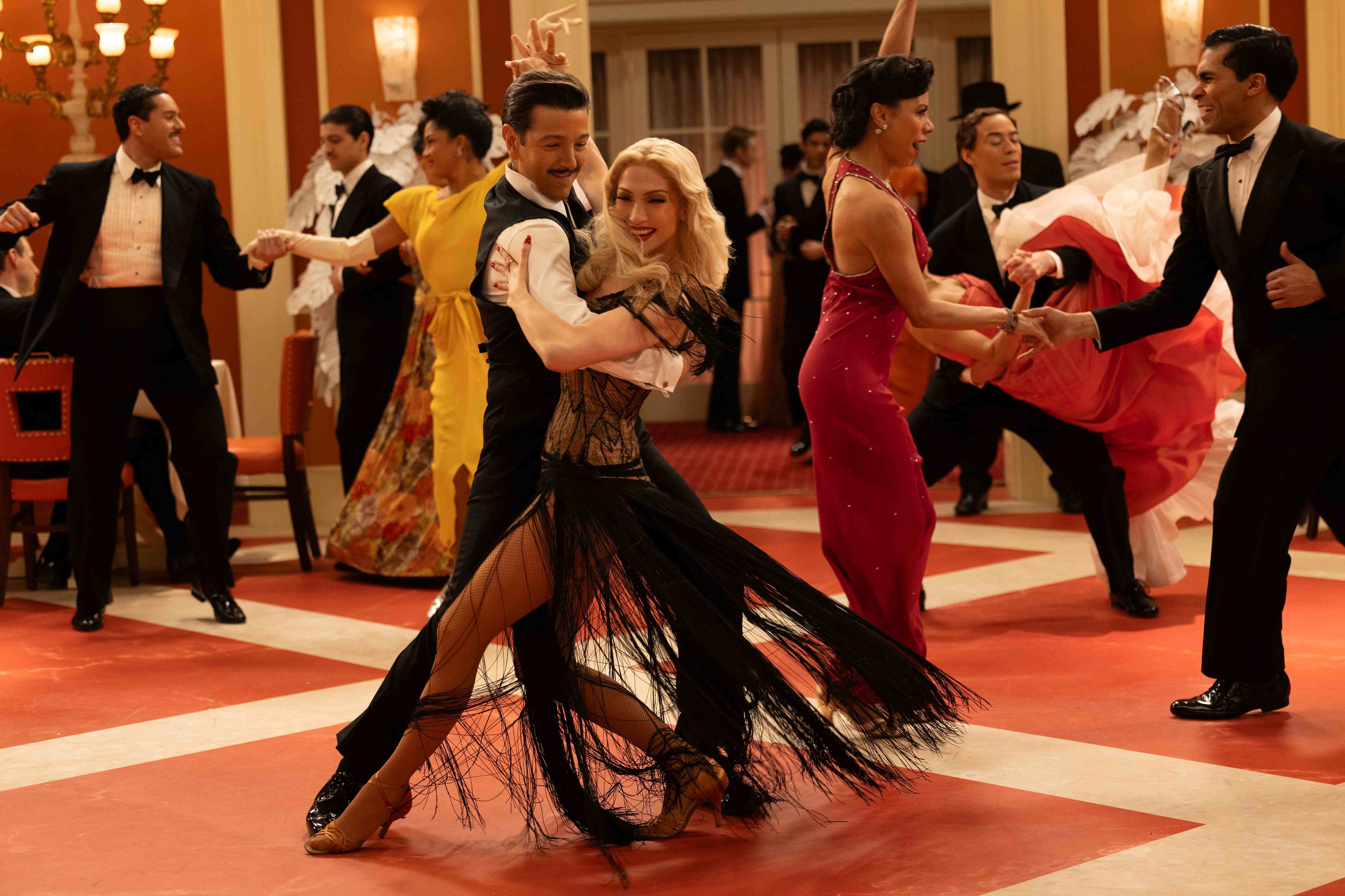 La esperada adaptación musical del clásico de Manuel Puig combina drama político y fantasía cinematográfica, y llega a la cartelera peruana este 8 de enero.