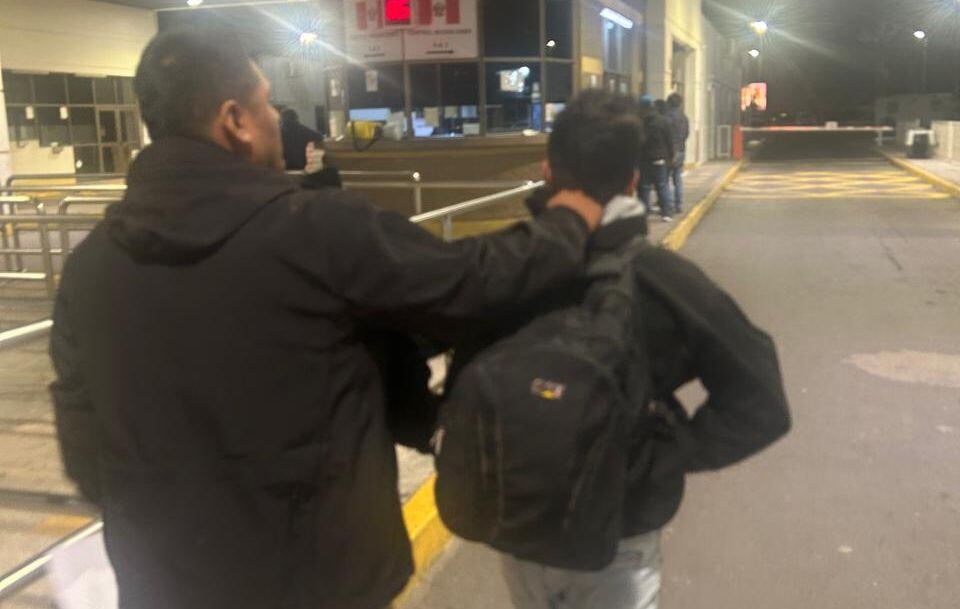 Policías de Seguridad del Estado lo trasladaron hasta el complejo fronterizo Santa Rosa. (Foto: Difusión)