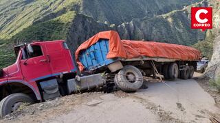 Tráiler queda al borde del abismo en la ruta Huancayo – Ayacucho