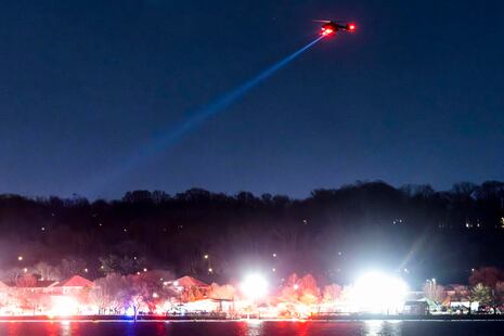 Encuentran las dos cajas negras del avión que se estrelló en Washington