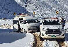 Tacna: Policías auxilian a pasajeros de combi varados en la nieve cerca de Chile y Bolivia