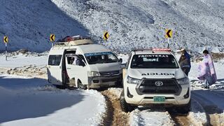 Tacna: Policías auxilian a pasajeros de combi varados en la nieve cerca de Chile y Bolivia