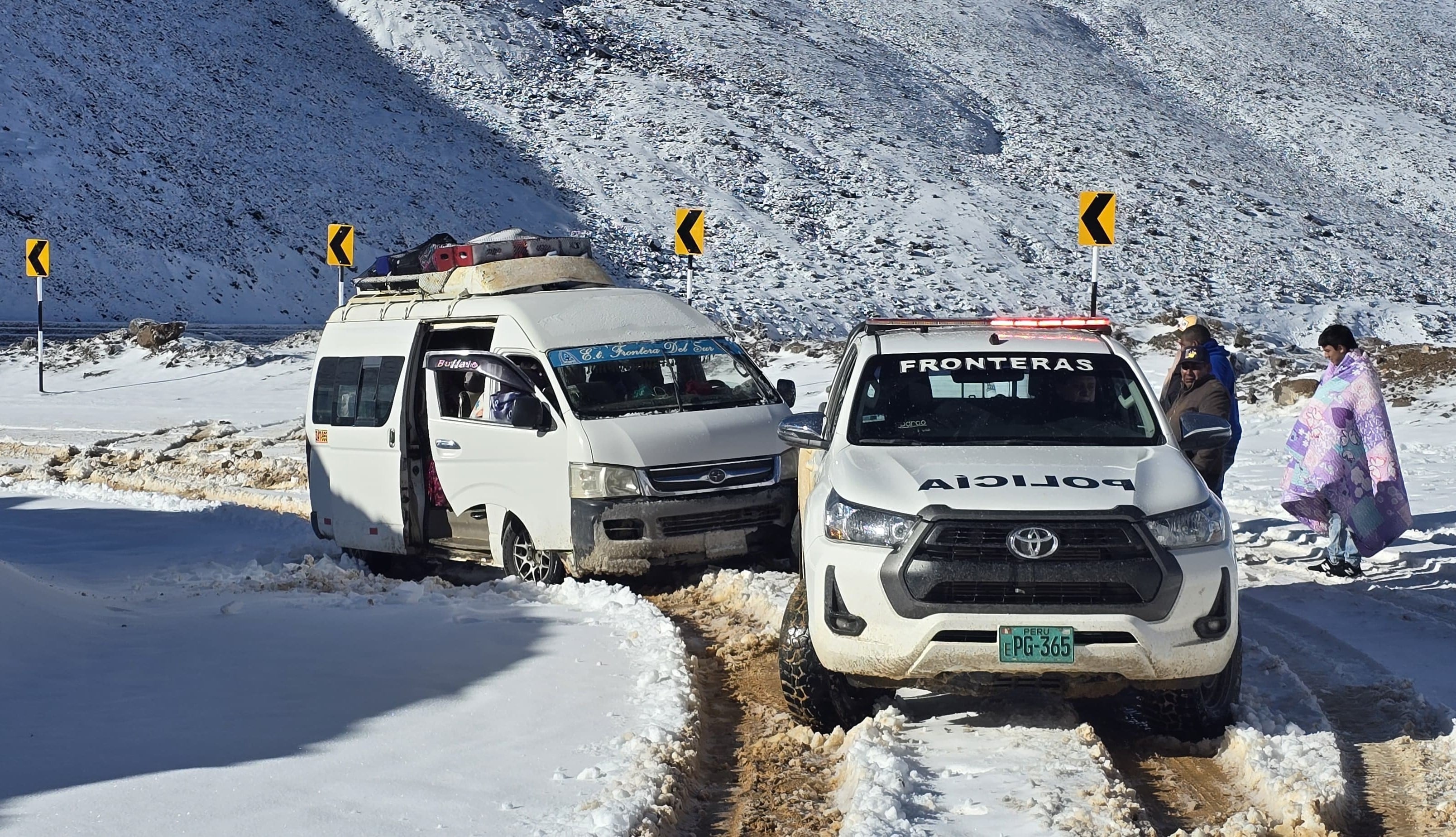 Nieve cubre las vías en la zona andina de Tacna y dificulta el normal tránsito vehicular