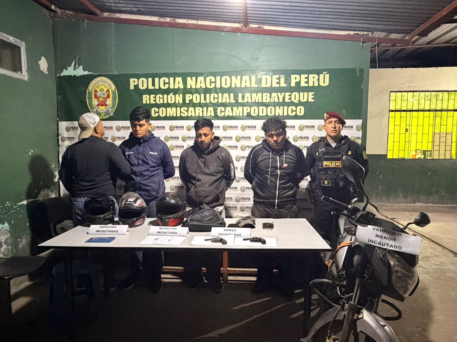 Sujetos fueron llevados a la comisaría de Campodónico.