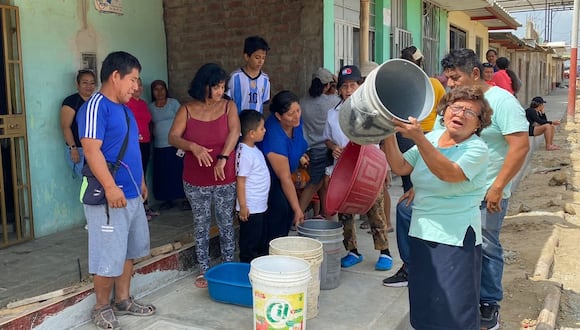 Los vecinos del A.H Jesús María, en la ciudad de Sullana, protestaron debido a que la empresa de agua potable les cobra por un servicio que no tienen desde hace muchos años.
