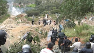 Diez policías heridos en desalojo a invasores en Yarinacocha