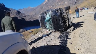 Puno: Tres fallecidos y varios heridos tras la caída de una camioneta a un abismo
