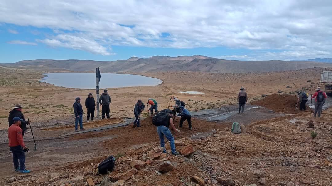 Población de La Unión en Arequipa hace parchado de vía AR-105, Cotahuasi - Chuquibamba. Foto: GEC.