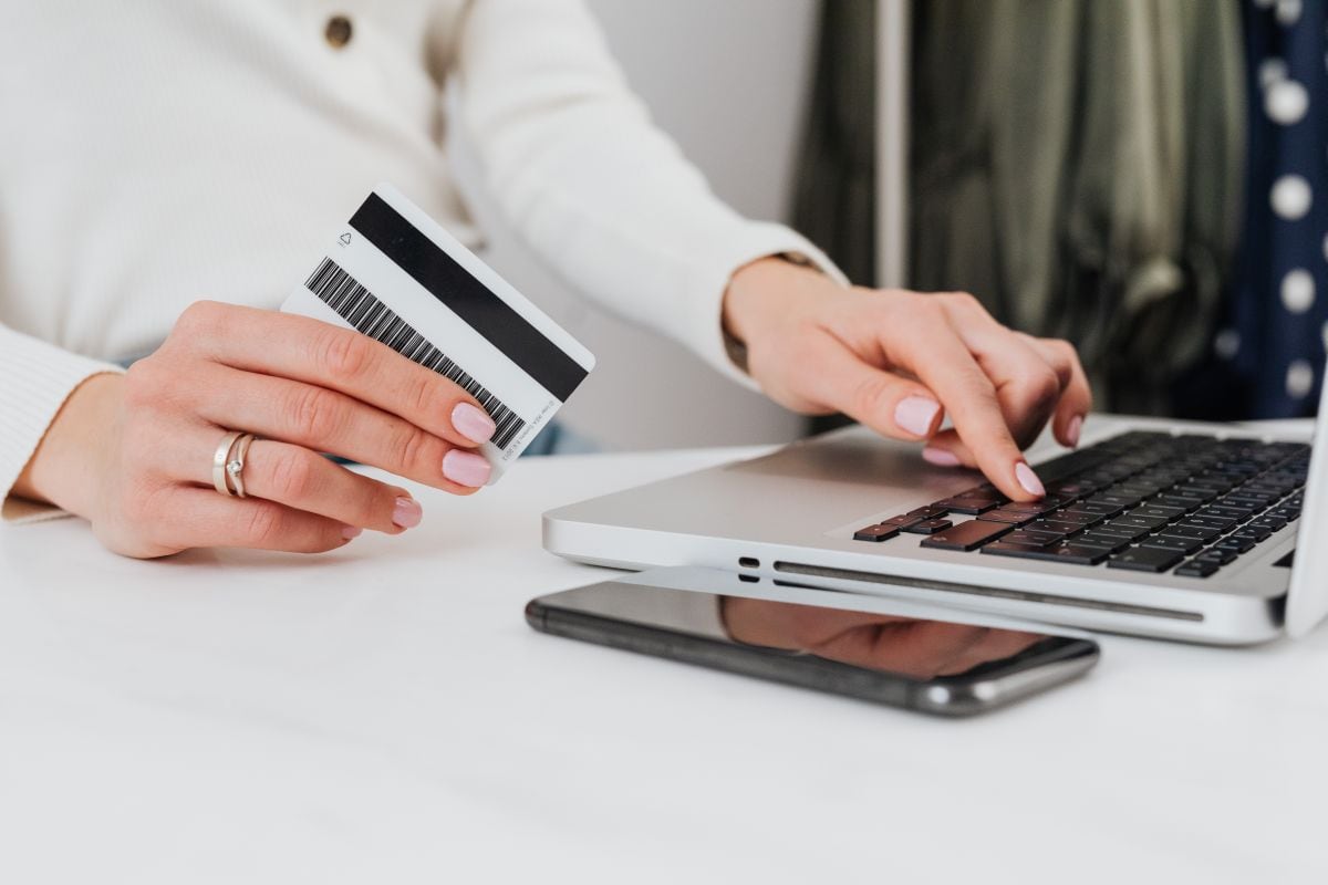 Las denuncias por estafas con tarjetas bancarias crecieron 64% en cuatro años, según datos del Sistema de Gestión Fiscal. Expertos detalla las modalidades más comunes y medidas básicas de prevención.