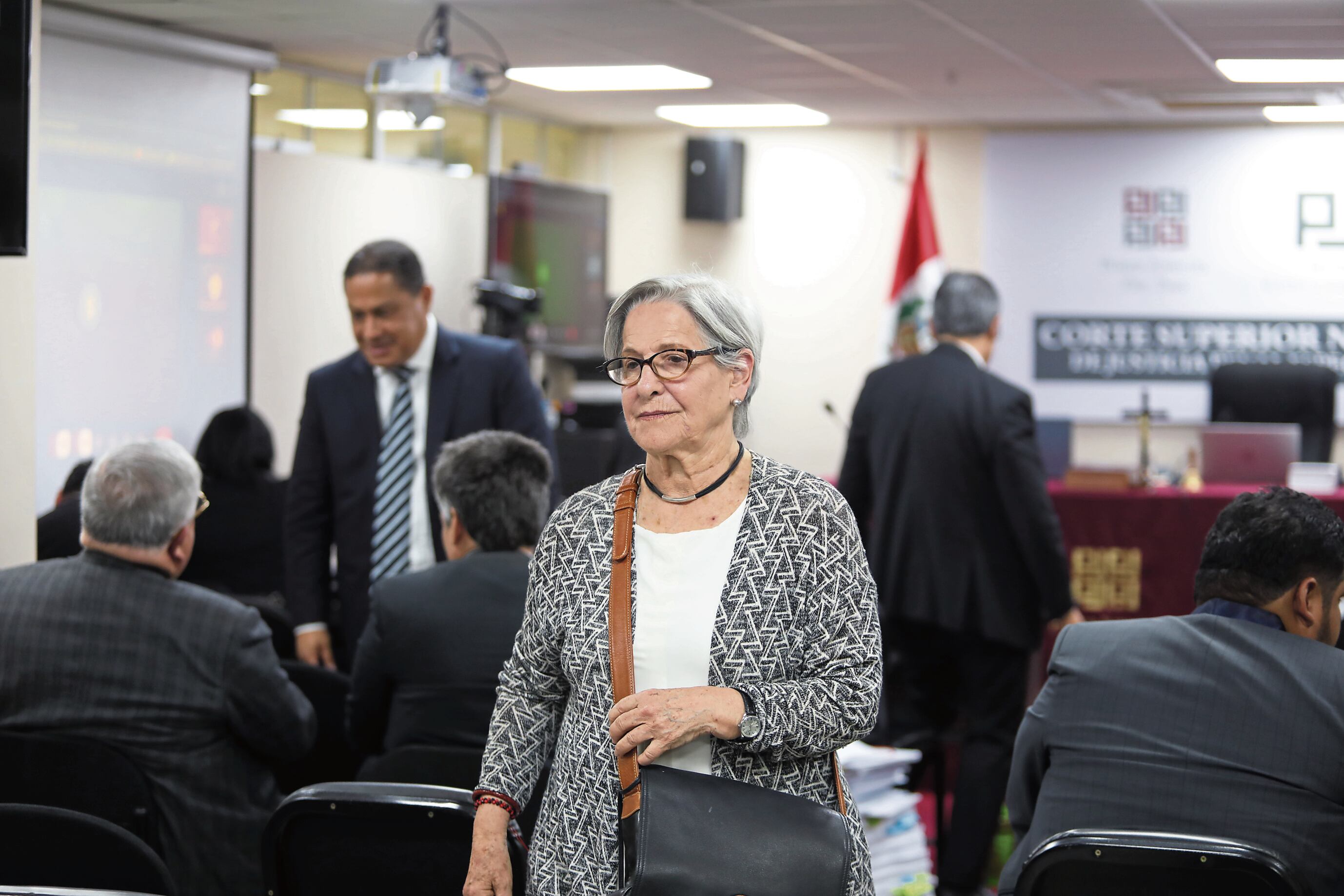 Dinero de la corrupción, según el MP, se “lavó” a través de 65 cheques por alrededor de S/12 millones. Una parte llegó a manos del gerente de Seguridad Ciudadana de la MML, Luis Ernesto Gómez Cornejo Recalde, que a su vez derivó S/17 mil a la cuenta de la exalcaldesa, S/156 mil para su oficina y S/240 mil a su ONG.
Fotos: Antonio Melgarejo/ @photo.gec