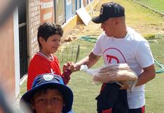 Pequeño hincha le regala pan gigante a Christian Cueva: “Para la buena suerte” (FOTOS)