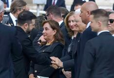 Retienen a diez peruanos con carteles de protesta contra Dina Boluarte cerca del Vaticano