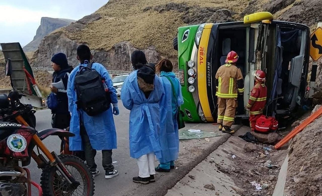 Unidad trasladaba pasajeros en la ruta Arequipa - Cusco, aún hay pasajeros atrapados en la unidad siniestrada. (Fotos: CGBV)