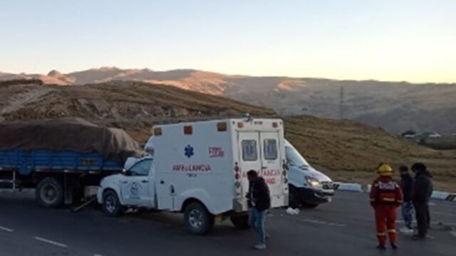 Conductor de ambulancia queda grave tras chocar contra camión en Huancavelica