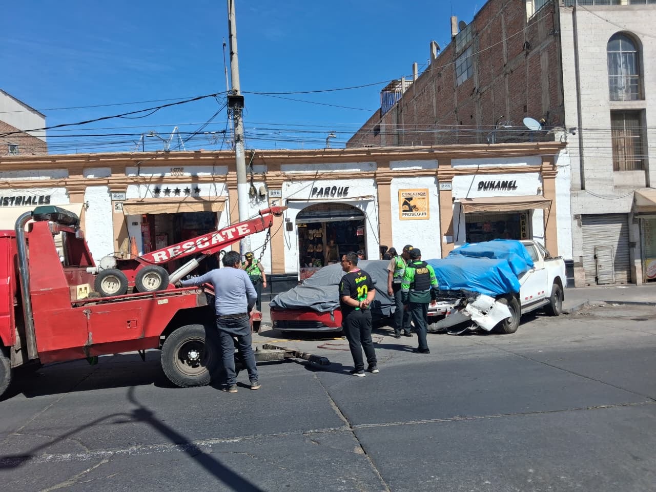 Retiro de vehículos siniestrados del parque Duhamel, en el Cercado de Arequipa. Foto: GEC.
