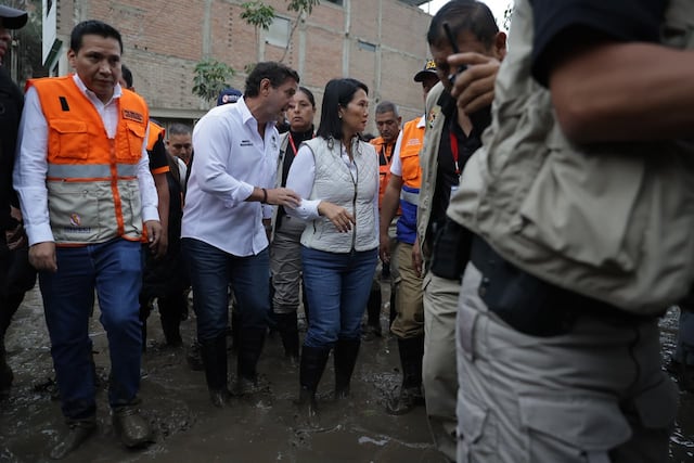 Keiko Fujimori evalúa declarar en emergencia distritos de Lima afectados por lluvias