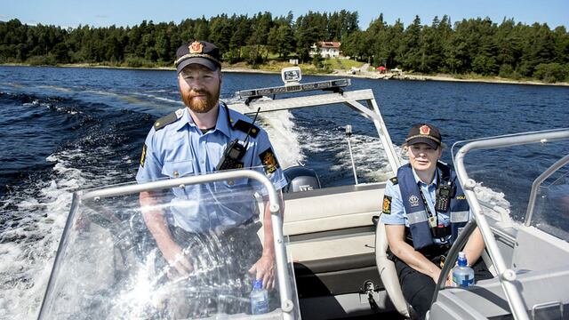 Policía se multa a sí mismo por ir en barco sin chaleco salvavidas