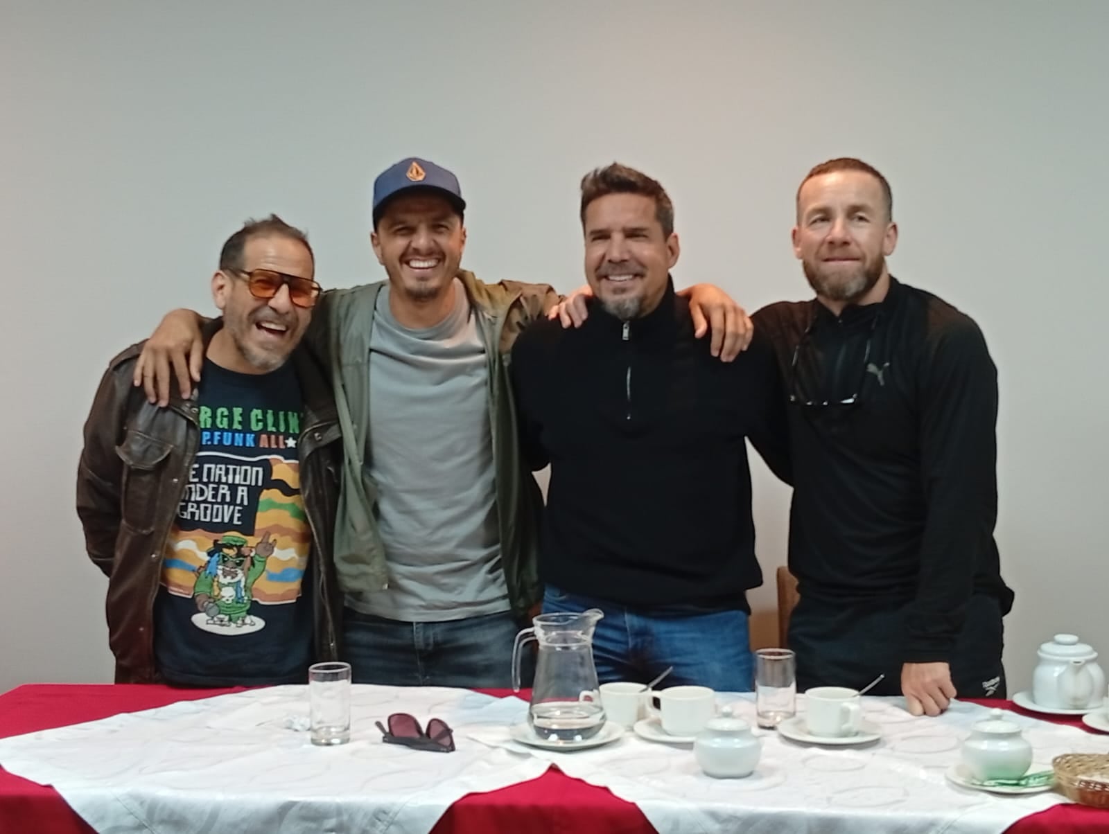 Cuarteto de amigos se presentó éste sábado al mediodía ante la prensa tacneña. (Foto: Correo)