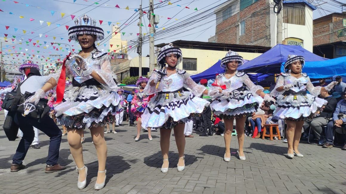 La cuota femenina en el pasacalle. Foto: GEC.