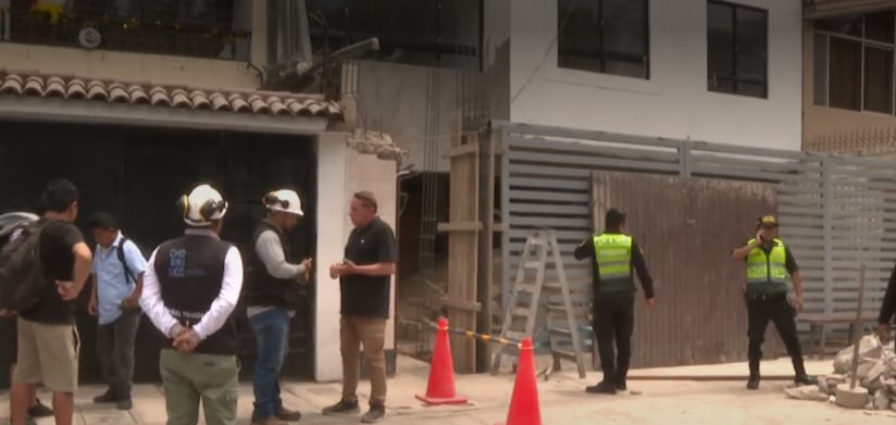El accidente ocurrió en una vivienda en construcción de la calle Víctor Humareda. Compañeros intentaron rescatarlo, pero falleció antes de ser trasladado a un hospital. (Captura de América Noticias)