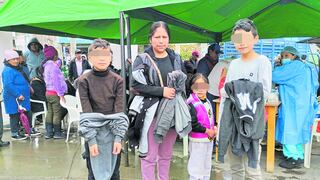 Huancayo: Familias acuden masivamente a recibir vacunas y hacen colas en medio de la lluvia 
