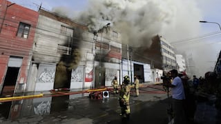 Incendio en La Victoria, a una cuadra del hospital Almenara: Más de 10 unidades de bomberos atienden emergencia