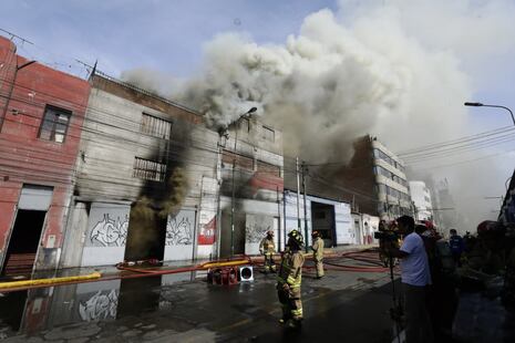 Incendio en La Victoria, a una cuadra del hospital Almenara: Más de 10 unidades de bomberos atienden emergencia