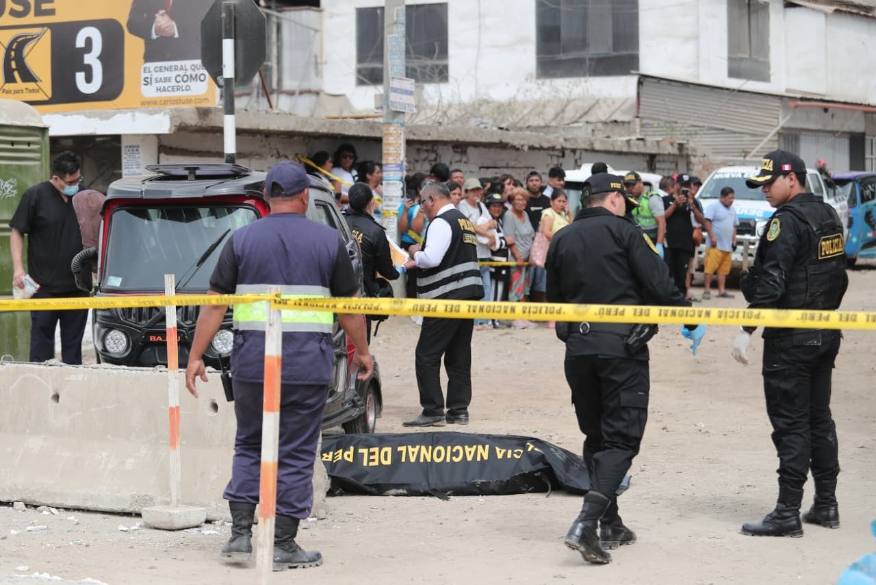 PNP acordonó el área para recoger evidencias que permitan esclarecer el crimen. Fotos Jesús Saucedo | @photo.gec